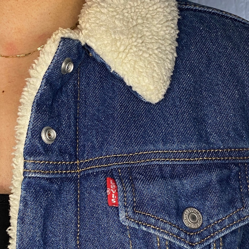 Levi’s Denim Jacket w/ Sherpa Lining - Picture 4 of 4